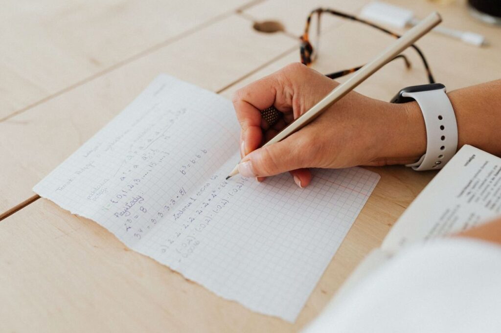 Kartka z odręcznymi obliczeniami matematycznymi z arkusza egzaminacyjnego