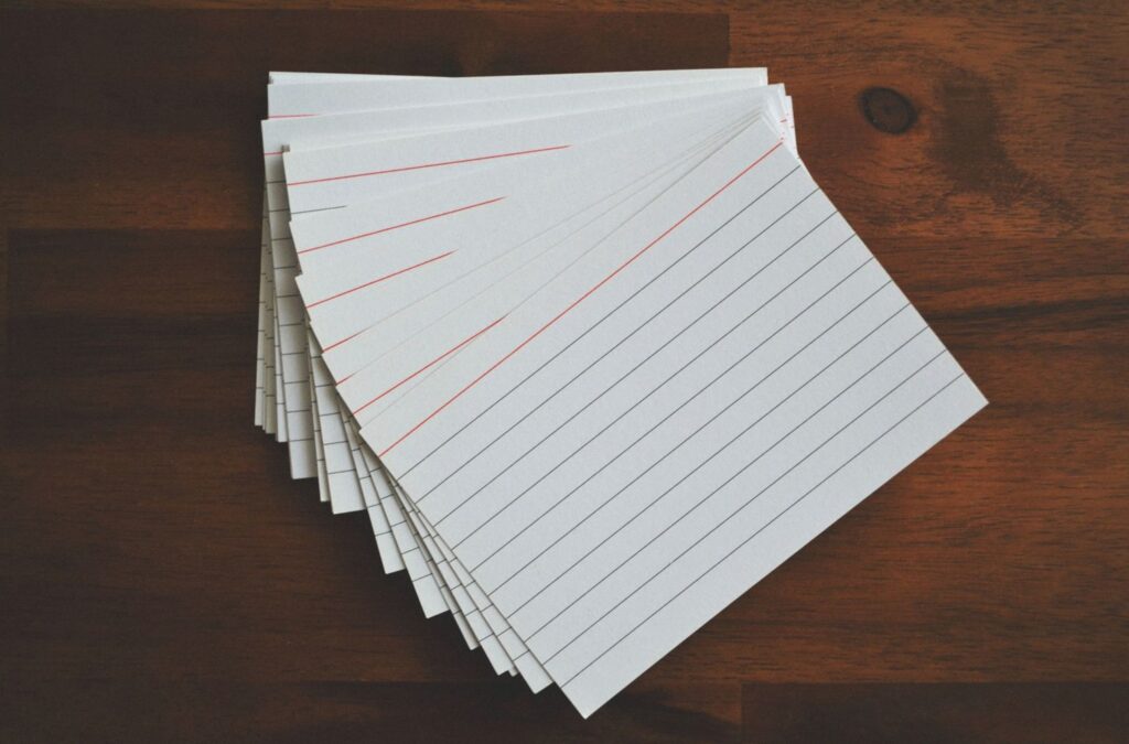 Stos papierowych fiszek przygotowanych do powtórek